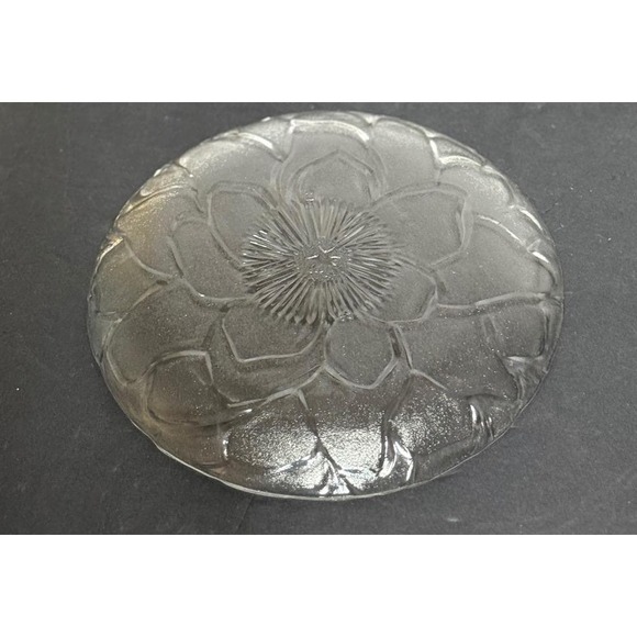 Lot 2 Clear‎ Pressed Glass Floral 7" Salad Dessert Plates Vintage Flower Pattern - Picture 3 of 4